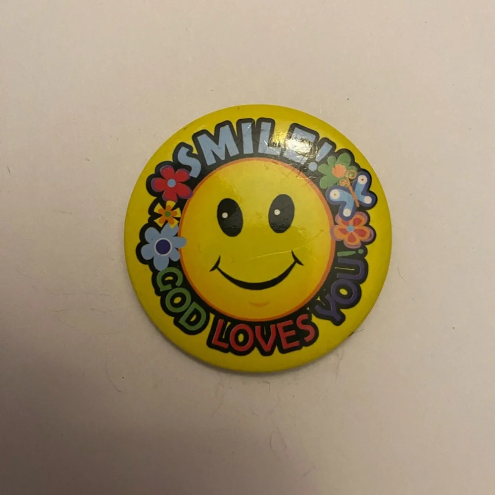 Smile God Loves You pin back button - Picture 1 of 3
